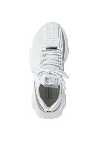 Zapatilla deportiva blanca con parte superior texturizada, cierre de cordones y talón liso. Presenta detalles plateados y un parche con el logo en la lengüeta.