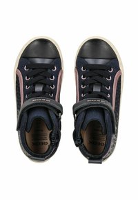 Dětské vysoké tenisky v námořnické modři s černými špičkami, růžovými metalickými bočními pruhy, černými tkaničkami a suchými zipy na bílém pozadí.