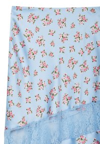 Hellblauer Stoff mit einem kleinen floralen Muster in Pink und Grün. Mit einer blauen Spitzenborte am unteren Rand akzentuiert. Sanfte Textur.