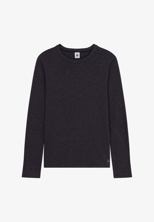 T-shirt noir à manches longues en tissu doux, avec un col rond et une petite étiquette logo en bas à gauche. Sans motifs ni accents.