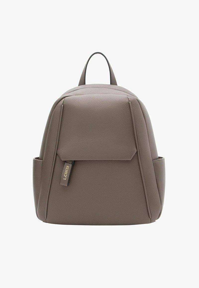 Mochila de cuero gris con un acabado texturizado, que cuenta con un bolsillo frontal, un asa en la parte superior y un sutil acento de logo. Forma redondeada y estructurada.