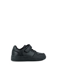 Zapatilla negra con suela de goma plana, parte superior de cuero, punta redonda, diseño de cordones y correa de Velcro para un ajuste seguro. Textura suave.