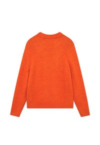 Maglione lungo a maniche lunghe di colore arancione acceso in maglia con collo rotondo, polsini e orlo a coste, mostrato disteso su uno sfondo bianco.