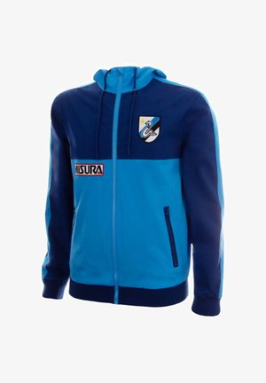 Blauwe hoodie met ritssluiting met lichtblauwe onderkant, donkerblauwe mouwen, een capuchon, een zwaan-embleem op de borst en een "MISURA" patch aan de voorkant.