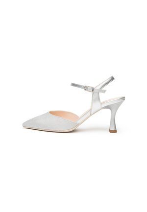 Décolleté slingback argento con punta a punta, cinturino alla caviglia e tacco stiletto svasato di altezza media su sfondo bianco.