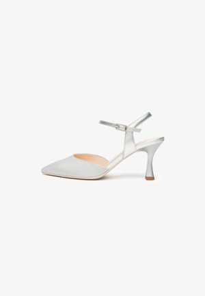 Décolleté slingback argento con punta a punta, cinturino alla caviglia e tacco stiletto svasato di altezza media su sfondo bianco.