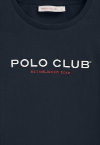 T-shirt in cotone blu navy con testo ricamato bianco "POLO CLUB" e "ESTABLISHED 2012" in rosso, con scollatura rotonda.