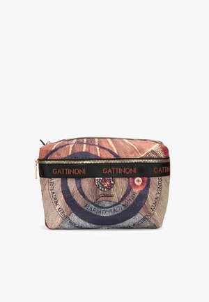 Obdélníková kosmetická taška z tkaniny s vintage vzorem mincí. Obsahuje zlatý zip a černý pás s nápisem "GATTI NONI" v oranžové barvě.