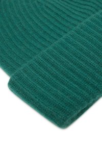 Gorro de punto acanalado verde hecho de hilo suave, con un puño doblado y un patrón texturizado en toda su superficie, que proporciona calor y comodidad.