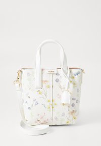 Weißer Handtasche mit Blumenmuster, das gelbe, lila und pinke Blumen zeigt. Sie hat kurze Griffe und einen abnehmbaren Schultergurt. Goldene Hardware.