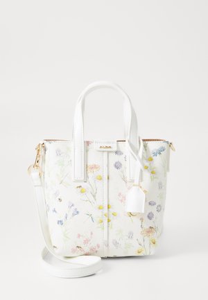 Witte handtas met bloemenprint in geel, paars en roze. Voorzien van korte handvatten en een afneembare schouderband. Gouden hardware.