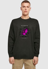 Sort langærmet t-shirt med et stort lilla sommerfuglediagram med en sprukken baggrund og teksten "SOMMERFUGLE."