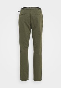 Pantalon droit vert olive avec poches passepoilées à l'arrière et détail passant de ceinture noir à la taille, vu de dos.