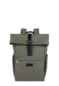 Sac à dos olive enroulable avec sangle noire d'accent, texture lisse, bretelles ajustables, poche zippée à l'avant et patch logo.