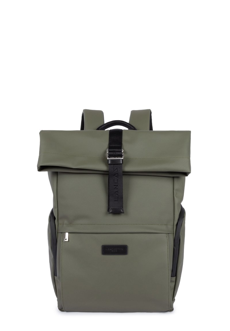 Sac à dos olive enroulable avec sangle noire d'accent, texture lisse, bretelles ajustables, poche zippée à l'avant et patch logo.