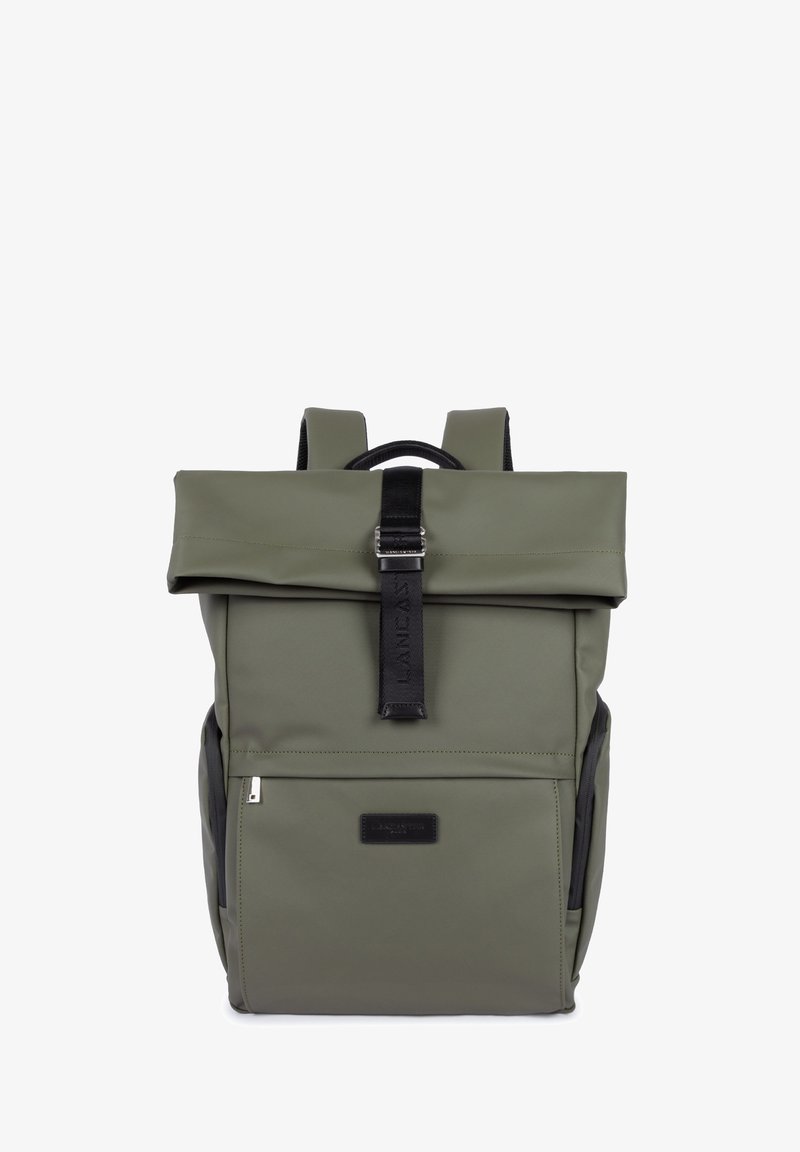 Sac à dos olive enroulable avec sangle noire d'accent, texture lisse, bretelles ajustables, poche zippée à l'avant et patch logo.