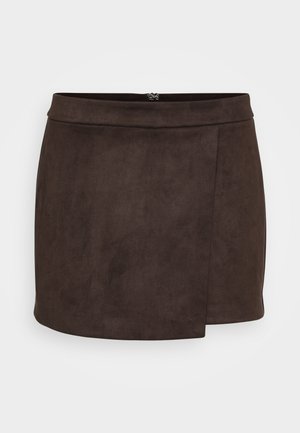 Brown faux-suede mini skirt with a smooth texture, features a side slit and a discreet zipper closure at the back.