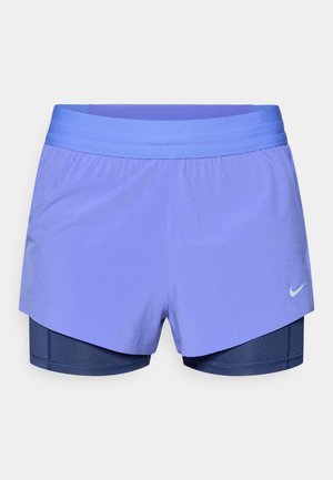 Pantaloncini sportivi viola con una cintura in vita blu e uno strato interno blu scuro. Presentano una texture morbida e un piccolo logo bianco sul lato.