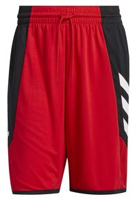 Short de sport rouge et noir avec une taille élastique, un cordon de serrage et des rayures diagonales blanches sur les panneaux latéraux noirs.