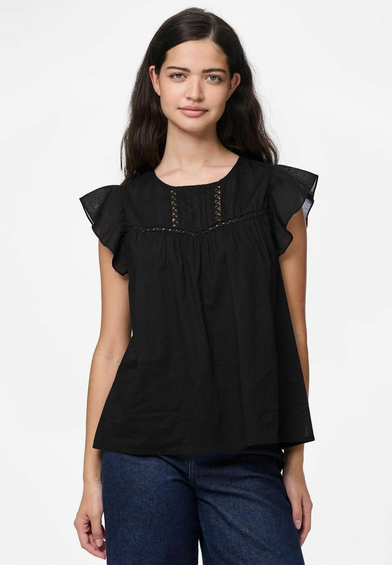 Blusa nera a maniche corte con scollatura rotonda, maniche a sbuffo con rouches, pinces orizzontali e dettagli in pizzo sul davanti.