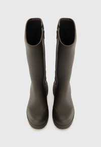 Bottes en caoutchouc marron allant jusqu'au genou avec une finition mate lisse, dotées d'un bout rond et d'une fermeture à glissière sur le côté pour un enfilage facile.
