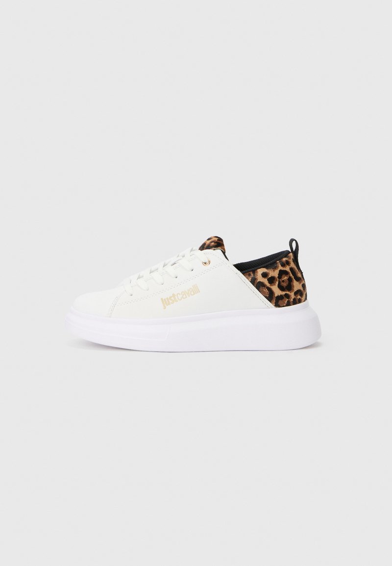 Bijele niske tenisice s leopardskim uzorkom u području pete, zlatni logo "Just Cavalli" sa strane, bijele vezice i debeo bijeli potplat.