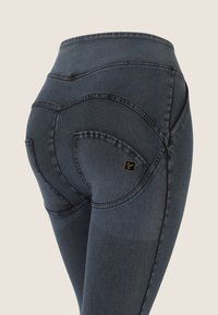 Freddy ICE - Leggingsit - black denim + blue overdyed