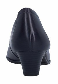 Tacchi in pelle nera con tacco basso e texture. Il design presenta linee morbide e una finitura senza cuciture, evidenziando durevolezza e semplicità.