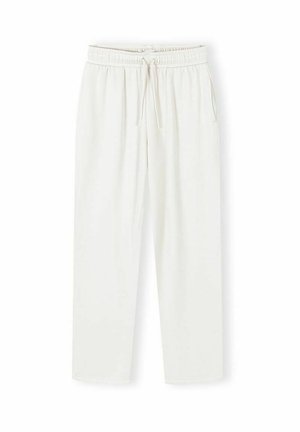 Spodnie dresowe z białą elastyczną talią na sznurku, prostymi nogawkami i bocznymi kieszeniami, ułożone na płasko na białym tle.