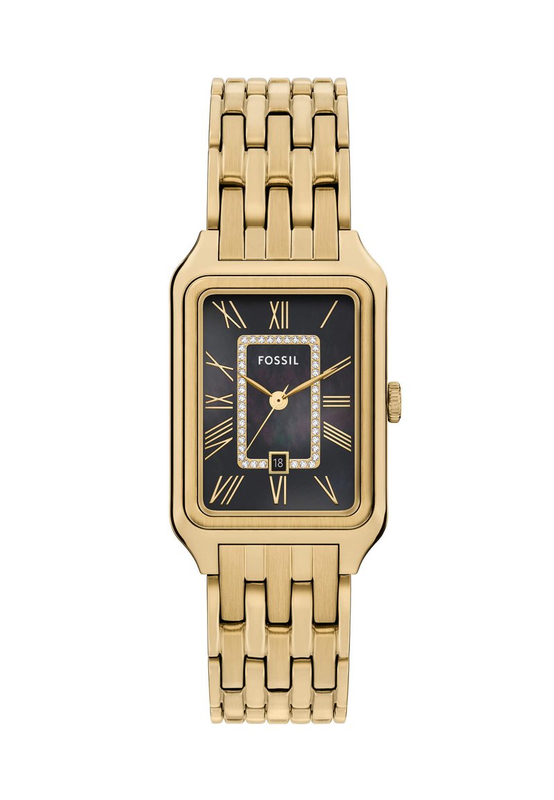 Montre rectangulaire dorée avec un cadran noir, des marqueurs en chiffres romains et des pierres décoratives autour du cadran. Bracelet en métal maillé.