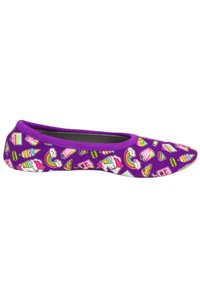 Lila Stoff-Ballettschuhe mit verschiedenen bunten Mustern, darunter Eiscreme, Regenbögen und Einhörner; runde Zehenpartie und elastische Kanten.