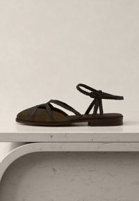 Επιλέχθηκε, dark brown