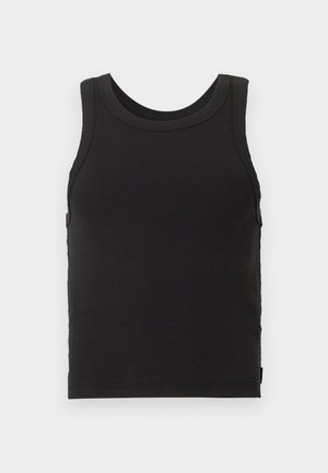 Camiseta de tirantes negra acanalada con cuello redondo, exhibida plana sobre un fondo gris claro.