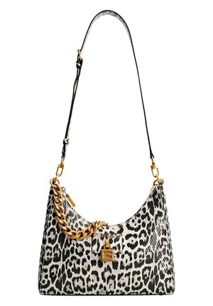 Kleine schoudertas met zwart-witte luipaardprint, gouden kettinkdetail en verstelbare zwarte riem, voorzien van een gouden sluiting.