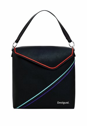 Sac à main noir avec rabat angulaire bordé de surpiqûres rouges, surpiqûres diagonales bleues et violettes sur le devant, et une anse unique.