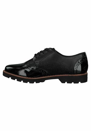 Czarny skórzany but wizytowy z błyszczącym wykończeniem, z teksturowanymi akcentami, zaokrąglonym noskiem i trwałą gumową podeszwą. Wiązany sznurówkami.