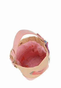 Borsa a secchiello con esterno in suede rosa e interno in tessuto beige con pois rosa e motivi di uccelli arancioni. Dettagli in hardware dorato e cerniera.