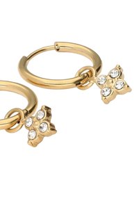 Orecchini a cerchio dorati con un gruppo di quattro strass trasparenti in una base decorativa. Superficie metallica liscia con una finitura lucida.