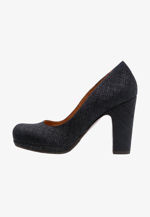 Chaussure à talons hauts bleu foncé avec une surface texturée, un bout arrondi et un talon carré. Présente un subtil motif entrecroisé pour plus de détails.