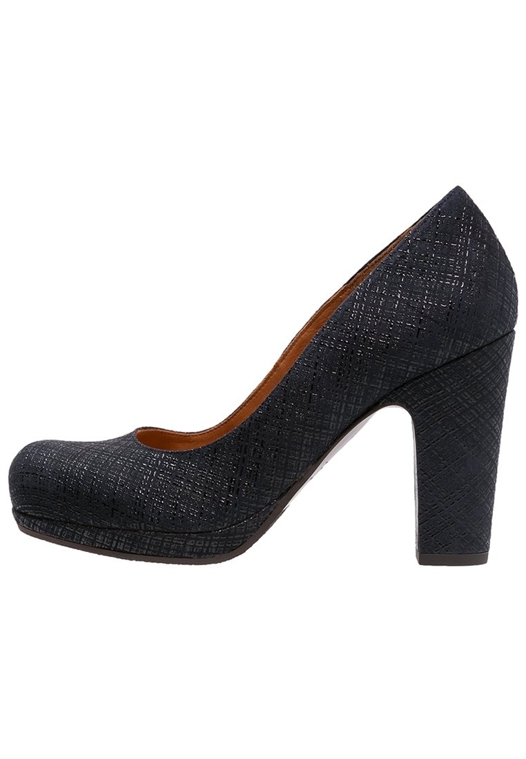 Zapato de tacón alto azul oscuro con superficie texturizada, puntera redondeada y tacón cuadrado. Presenta un sutil patrón de cruces que añade un detalle adicional.