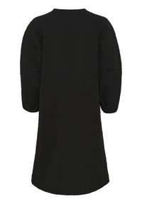 Schwarzes, gesteppte Kleid mit Rundhalsausschnitt und langen, leicht puffigen Ärmeln. Der Stoff hat eine strukturierte Oberfläche und fällt bis zur Mitte der Waden.