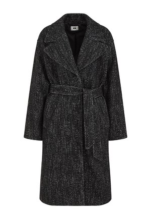 Palton din amestec de lână, cu un model de herringbone în alb și negru, având o talie cu curea, guler în formă de v, și nasturi mari în față.