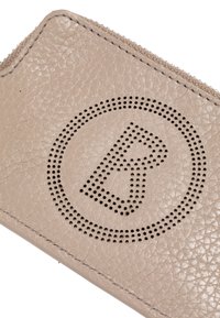 Portafoglio in pelle beige con una finitura testurizzata, caratterizzato da un design perforato circolare e una lettera "B" in rilievo al centro.