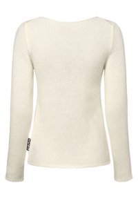 Crème lange mouw sweater gemaakt van zacht gebreid materiaal. Bevat een ronde halslijn en een label aan de linkerkant. Gladde textuur zonder patronen.