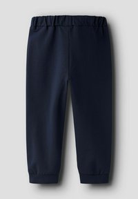 Granatowe spodnie dresowe z elastycznym pasem i prążkowanymi ściągaczami. Wykonane z miękkiego materiału, o gładkiej fakturze i prostym kroju nogawek.