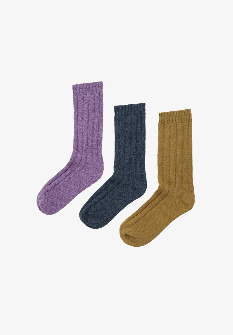Tre paia di calze di maglia: viola, blu scuro e giallo senape. Ognuna presenta righe verticali e una texture morbida, con polsini rinforzati.