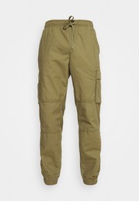 Pantalon cargo vert olive avec une taille élastique, une fermeture à cordon de serrage et plusieurs poches latérales. Confectionné en tissu léger avec une finition texturée.