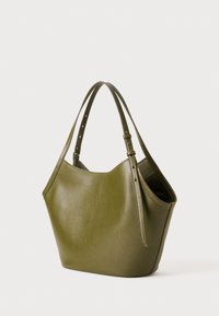 Sac fourre-tout en cuir vert olive avec une forme structurée, une texture lisse et des doubles poignées réglables. Dispose d'un large dessus ouvert pour un accès facile.