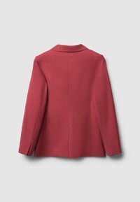 Blazer rosso con una texture liscia, apertura posteriore singola e rever a punte. Maniche lunghe e vestibilità sartoriale.