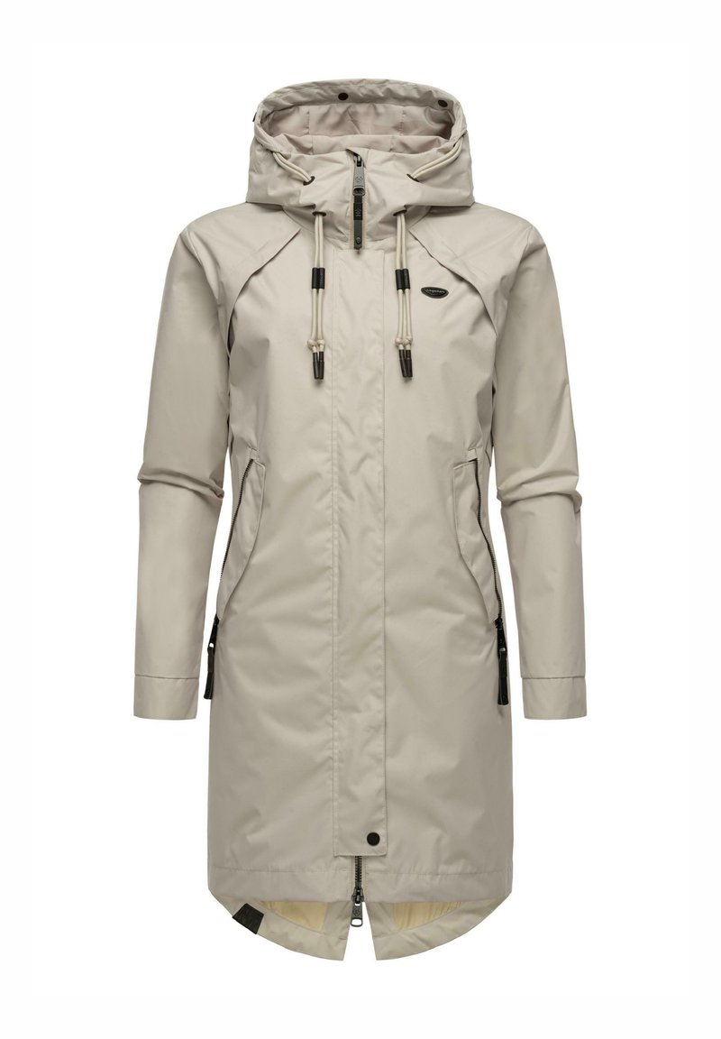 Cappotto impermeabile lungo beige con cappuccio, regolazione con lacci, tasche laterali e chiusura con zip. Presenta un design elegante e minimalista.